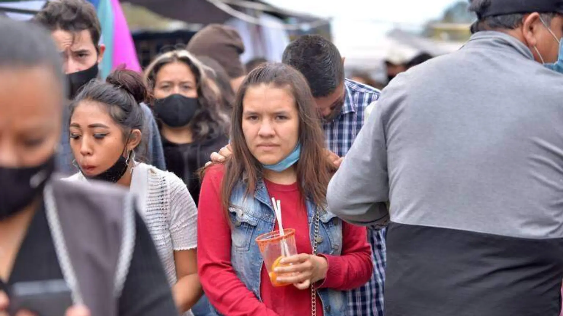 Gente sin cubre boca cubrebocas multitud covid Covid-19 coronavirus SLP